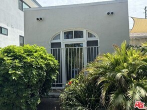 Building Photo - 944 Havenhurst Dr
