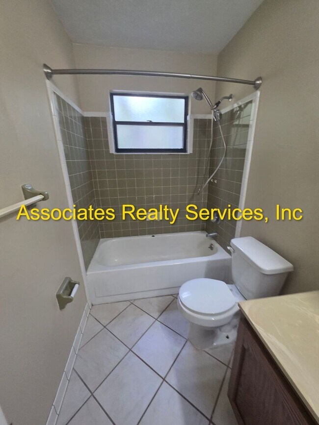 Building Photo - 3/2 North West!- 2 Weeks Free rent with im...