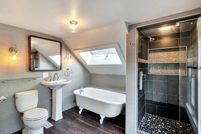 Building Photo - Victorian Classic in MT. Baker