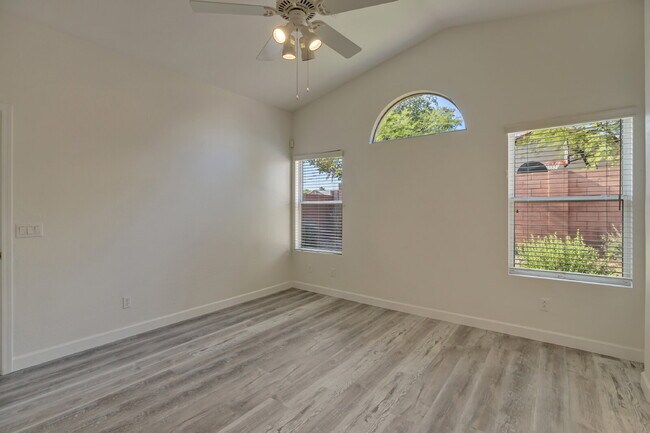 Building Photo - Very  nice quiet location near the 51 and ...