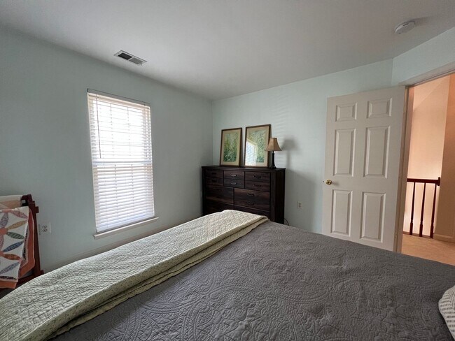 Building Photo - Impressive 4 Bedroom 3.5 Single-Family Hom...