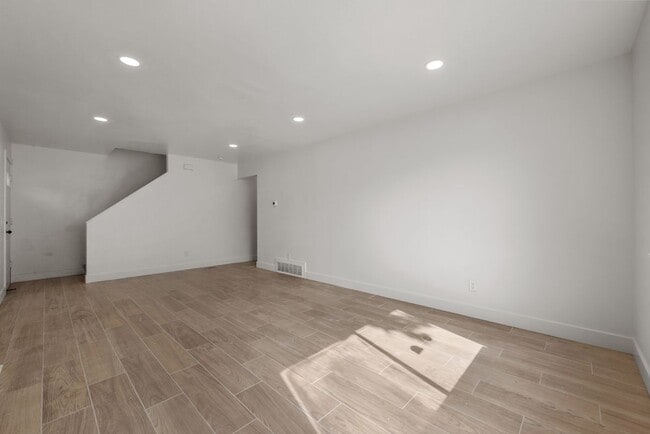 Building Photo - 509 Mansfield Ave S