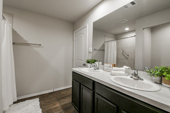 Building Photo - 2407 Poplar Copse Ct