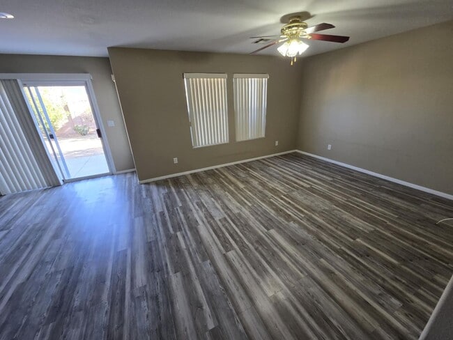 Building Photo - Great open floorplan with 3 bedrooms + Loft