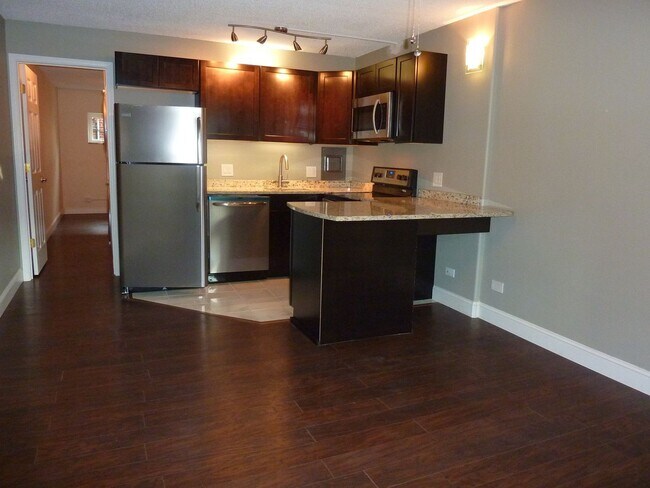 Building Photo - Premium One-Bedroom Condo Near UTK – Walk to Class, Law School & Neyland Stadium