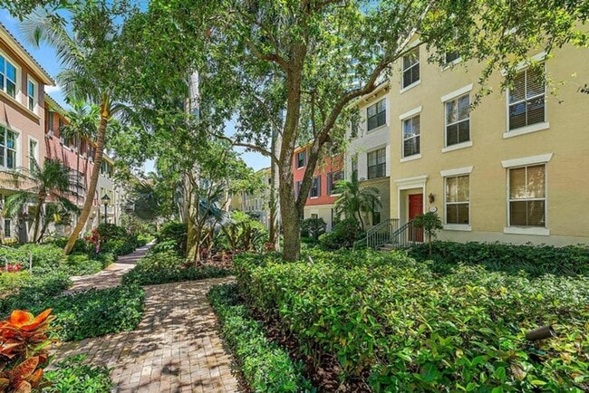 Building Photo - 696 Fern St