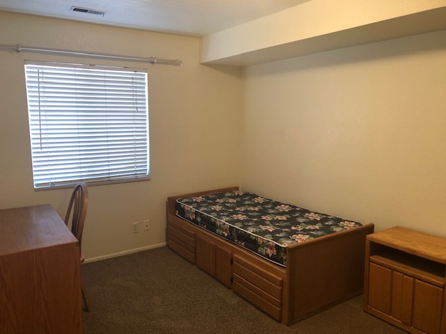 Huge Private Room - 72 880 N