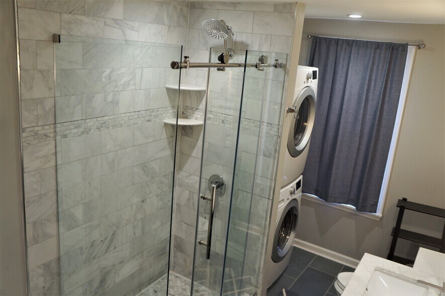 Building Photo - 618 E Girard Ave