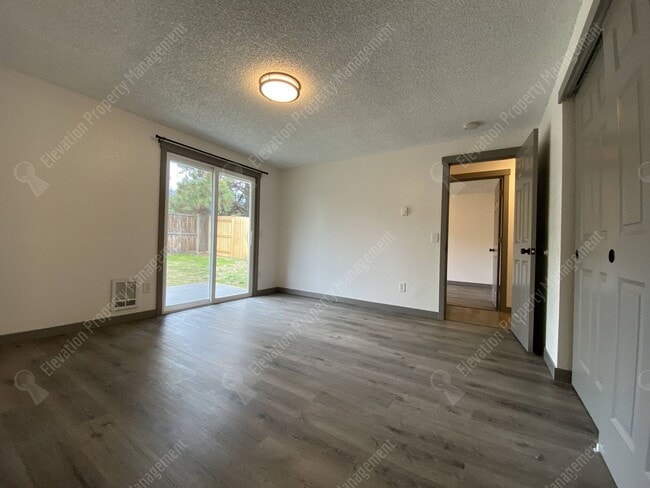 Building Photo - Centrally Located 2 BR - 1 BA Duplex