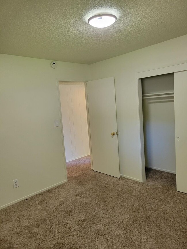 Building Photo - Spacious West Side 4 Bedroom with Large Garage