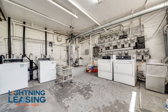 Building Photo - 402 N Coronado St