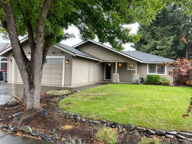 Primary Photo - Nice 3 Bedroom 2 Bath home in Central Point