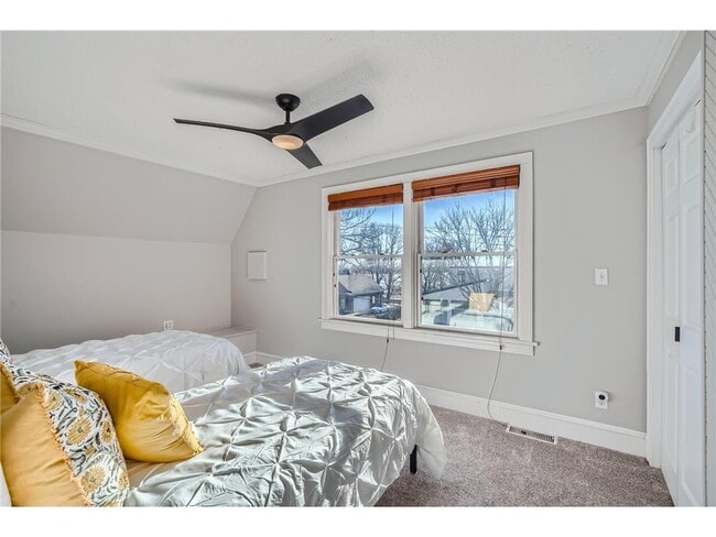 Building Photo - 1045 Lake St E