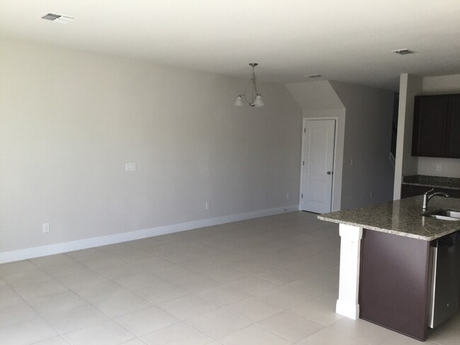 Building Photo - 3 bedroom, 2.5 bathrom townhome in Oviedo