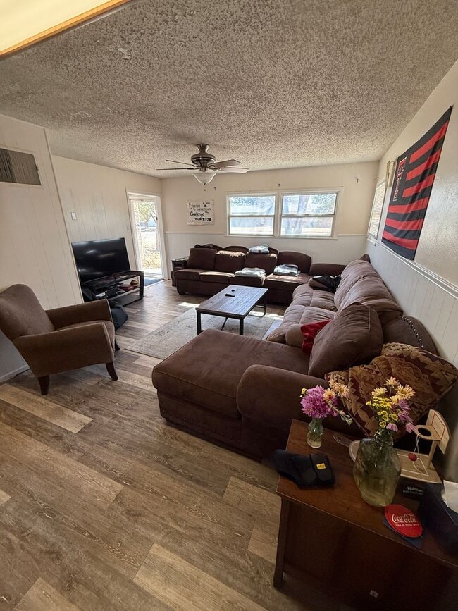 Building Photo - Pre Leasing for fall 2026! 5 bedroom 2 bath by LCU!