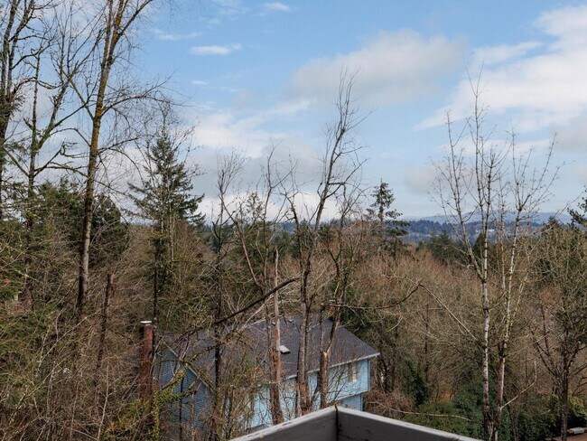 Building Photo - Beautiful 3 bedroom unit near in Lake Oswe...