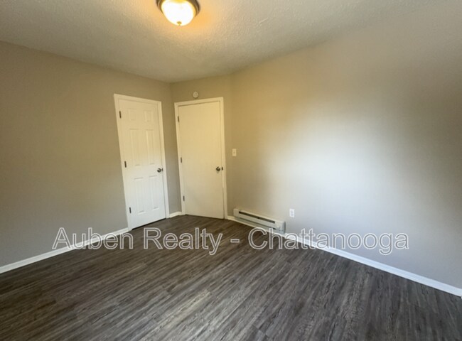 Building Photo - 832 Sylvan Ave