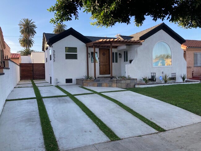 Building Photo - 3057 Vineyard Ave