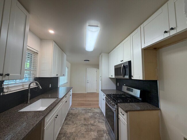 Building Photo - 4 bedroom house in Orangevale on a huge lot
