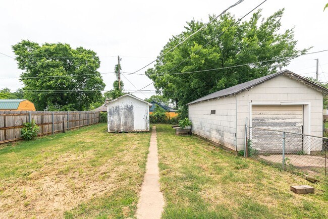 Building Photo - Beautiful 2 Bed 1 Bath in Quiet Area