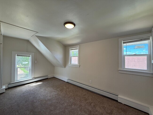 Building Photo - 5 Bed 2 Bath Single Family Home- Shawano Wi
