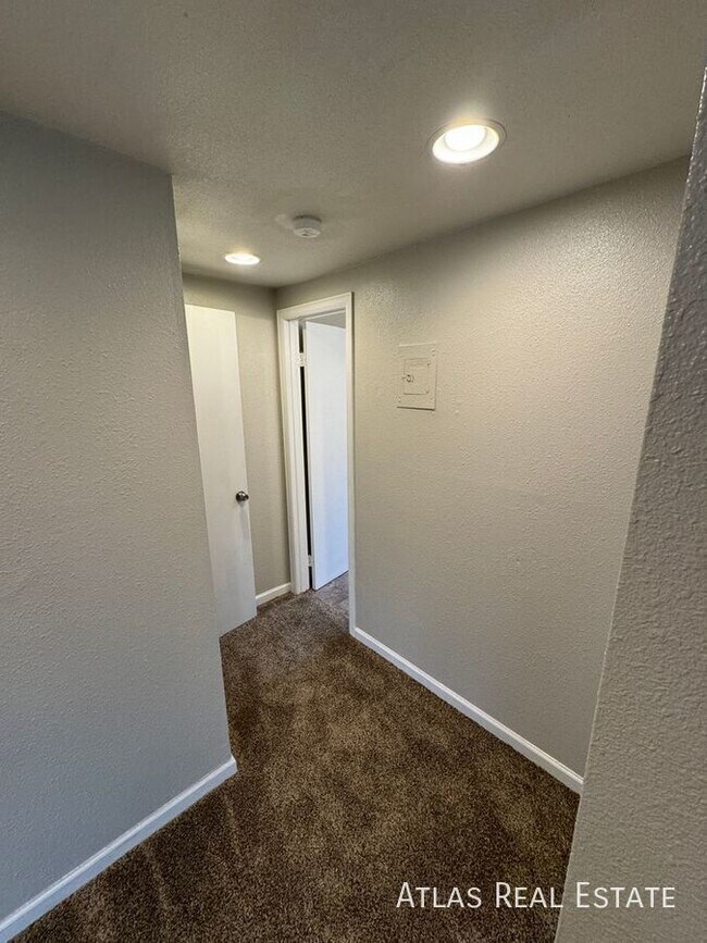 Building Photo - 2340 King St