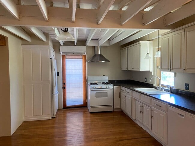 Building Photo - ABSOLUTELY DARLING 2 Bedroom  1 Bath DOWNT...