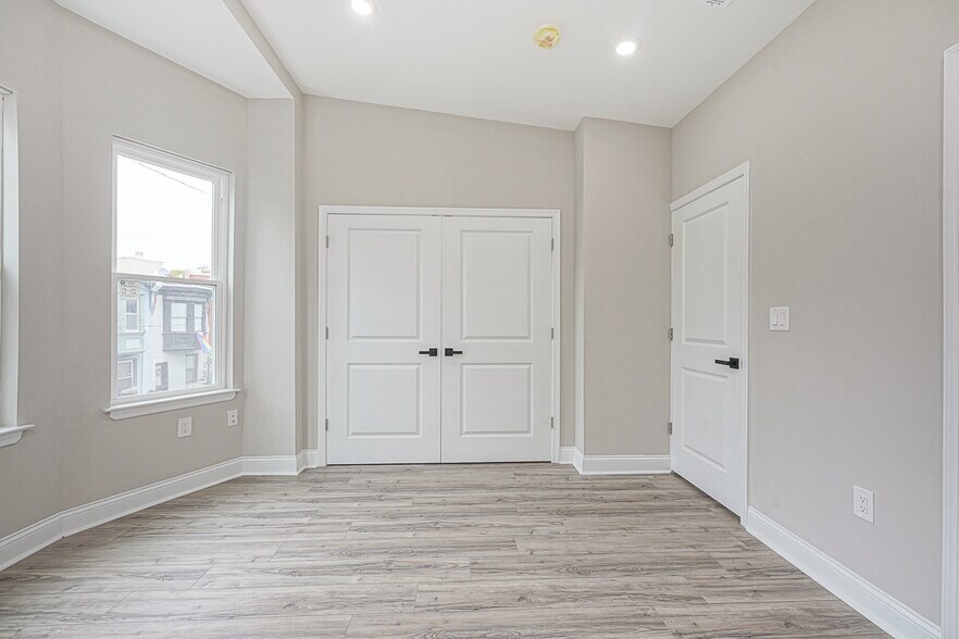 Building Photo - 5116 Delancey St