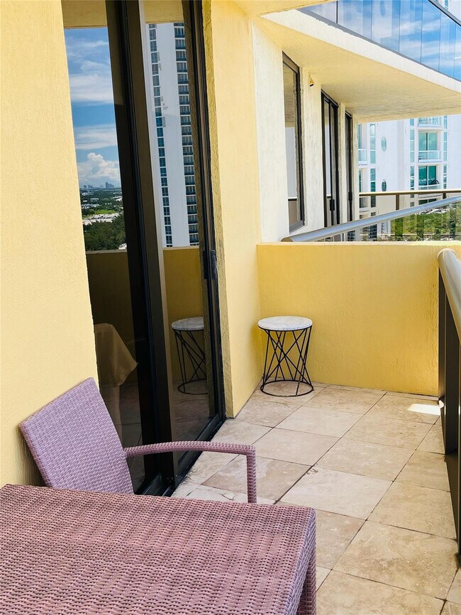 Building Photo - 16275 Collins Ave