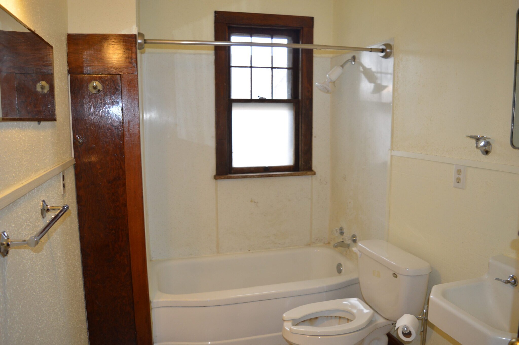 Building Photo - 16 N Broom St