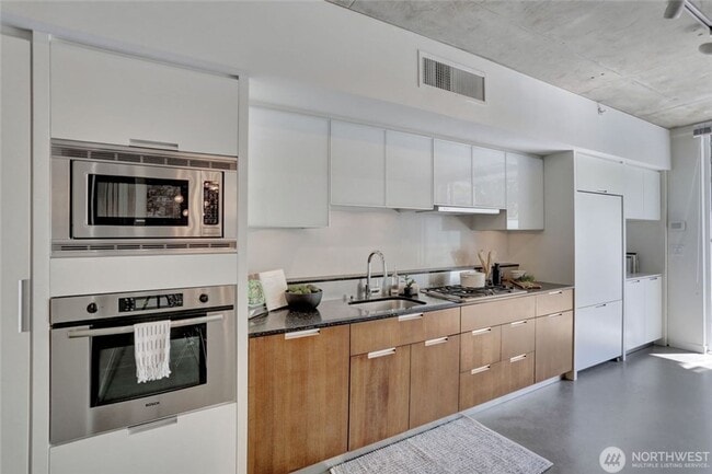 Building Photo - Unique 1 bed/1bath, 200 sqft patio, 2 parking spaces, high end finishes.
