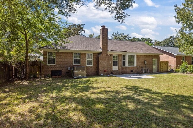 Building Photo - Charming Rental in Central Location