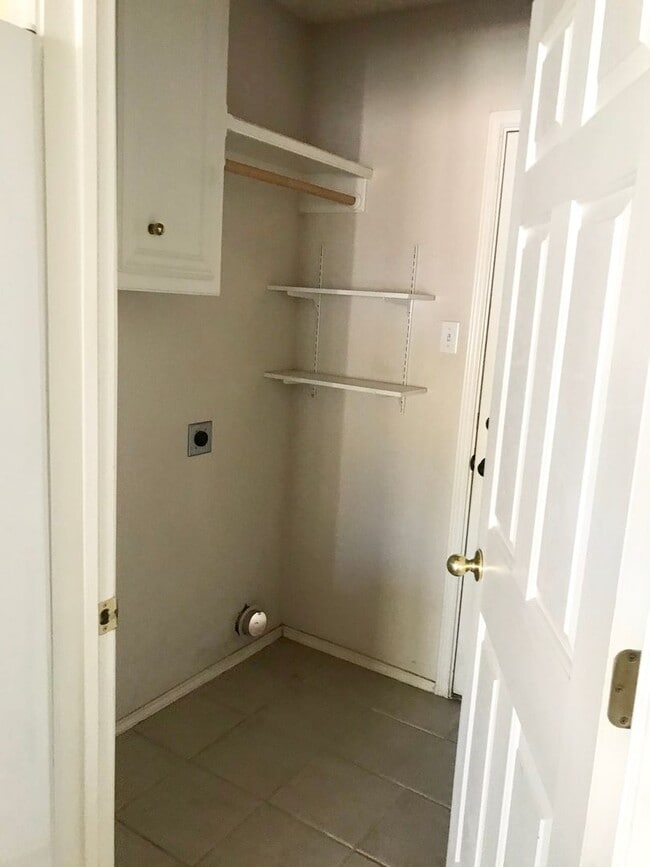 Building Photo - Fantastic 3/2/2 located in South Lubbock! Preleasing for JULY 1st!!