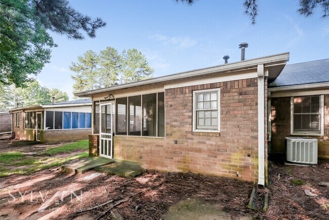 Building Photo - Enjoy one-level living in this 2 bedroom, ...