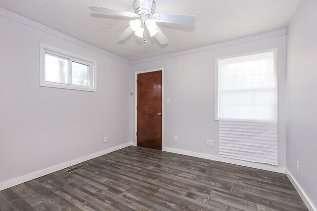 Building Photo - 2 Bedroom/1 bath Single House!