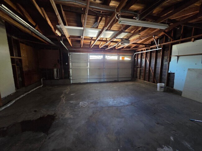 Building Photo - Newly available