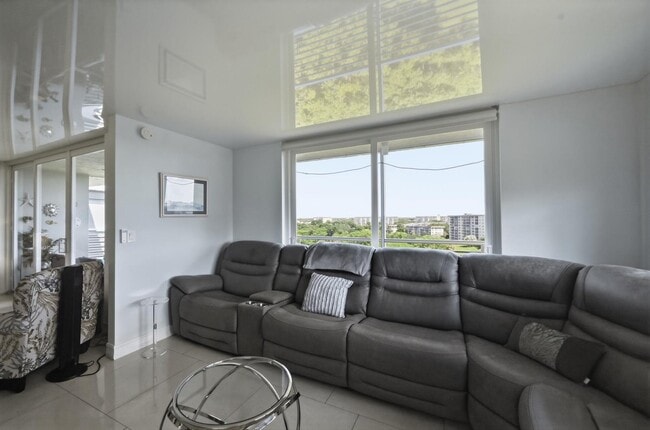 Building Photo - 4015 W Palm Aire Dr