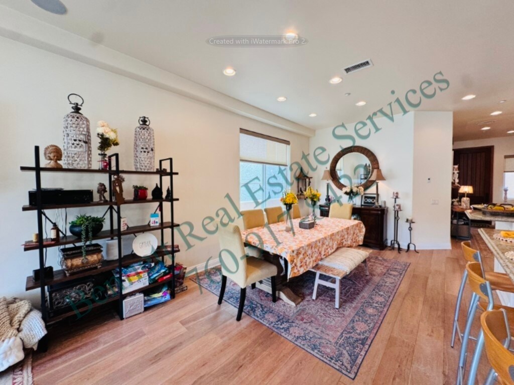 Building Photo - 4527 Cove Dr
