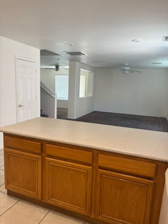 Building Photo - 3 bedroom house with 2.5 bathrooms