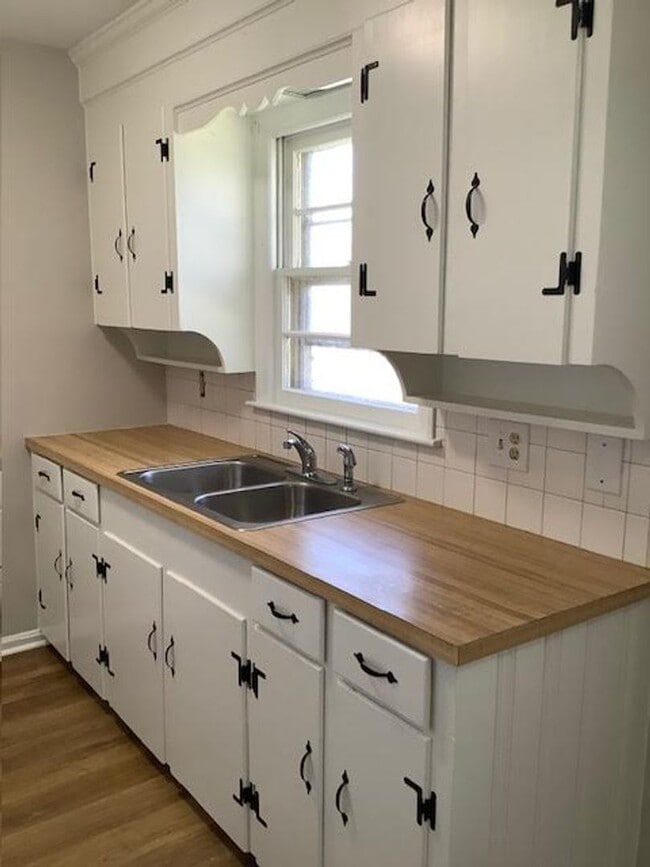Building Photo - 3 BR Home in Madison Heights Available Immediately