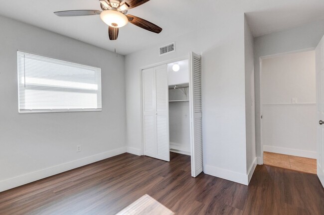 Building Photo - Modern Sarasota 3 Bedroom Home With Separa...
