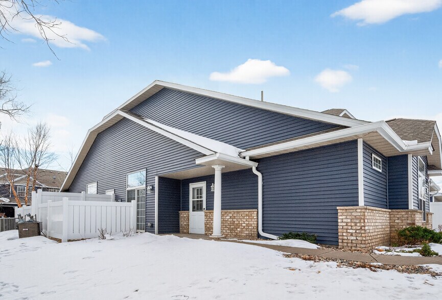 Building Photo - 475 Hickory Ln N