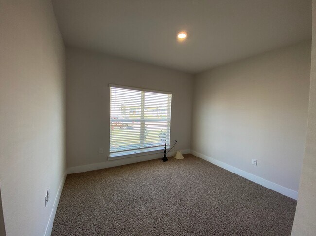 Building Photo - 3398 Southwind Dr