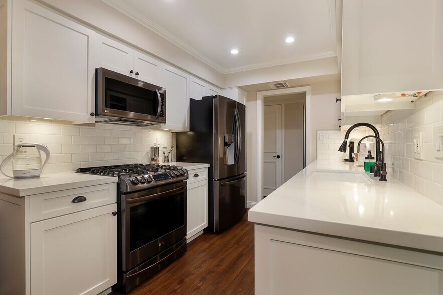 Building Photo - 4528 Colbath Ave