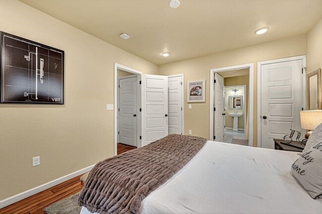 Building Photo - 983 N Main St