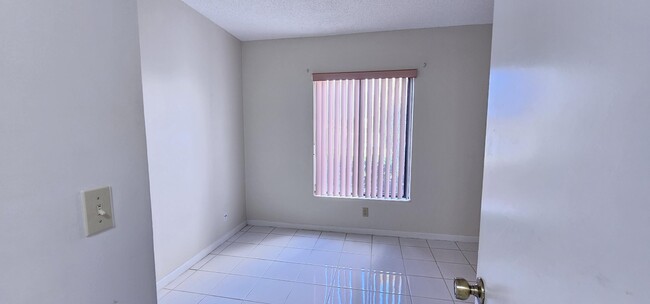 Building Photo - 825 Sky Pine Way