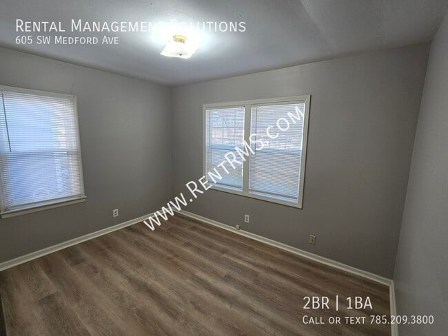 Building Photo - 605 SW Medford Ave