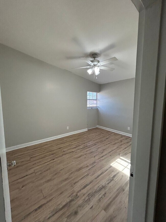 Building Photo - Move in now!