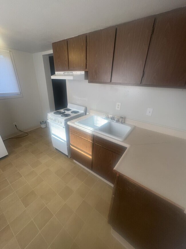 Building Photo - 2 Bed / 1 Bath Top-Floor Apartment – Acros...