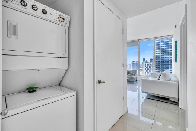 Building Photo - 485 Brickell Ave